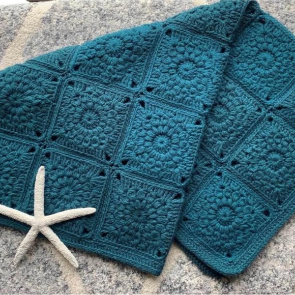 Handcrafted Teal Sunburst Baby Blanket - Picture 4 of 6